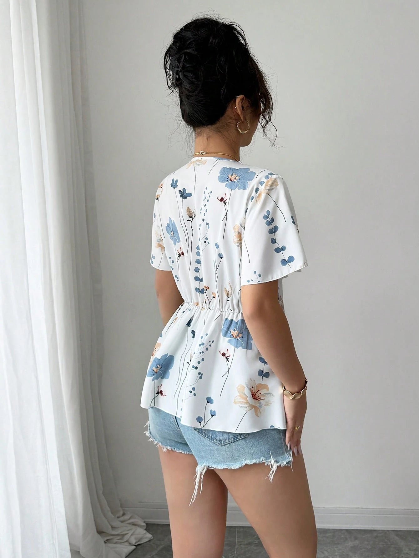 Women's Elegant Fashion Casual Comfortable Ruffled Short Sleeve V-Neck Lace Trim Print Blouse.