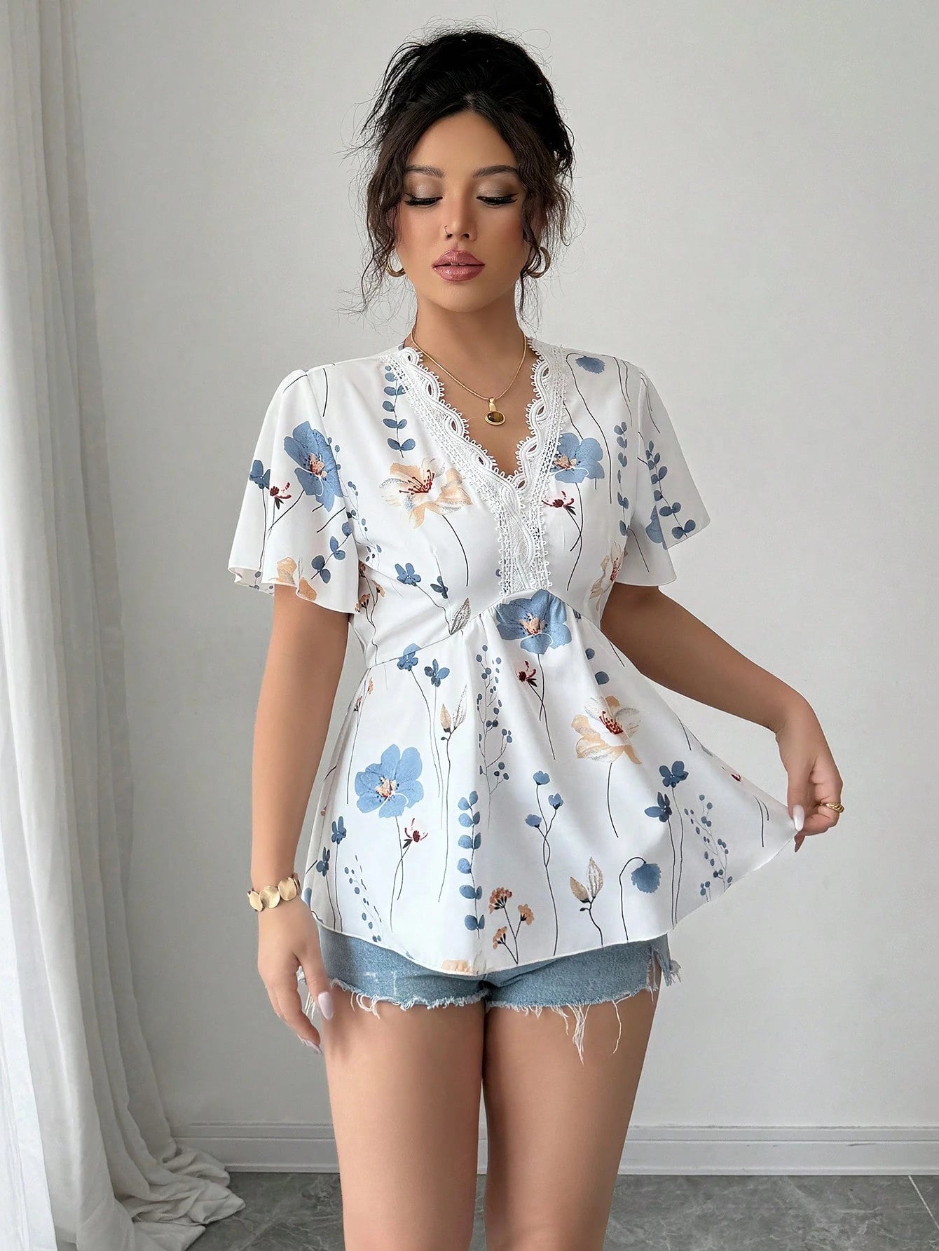 Women's Elegant Fashion Casual Comfortable Ruffled Short Sleeve V-Neck Lace Trim Print Blouse.