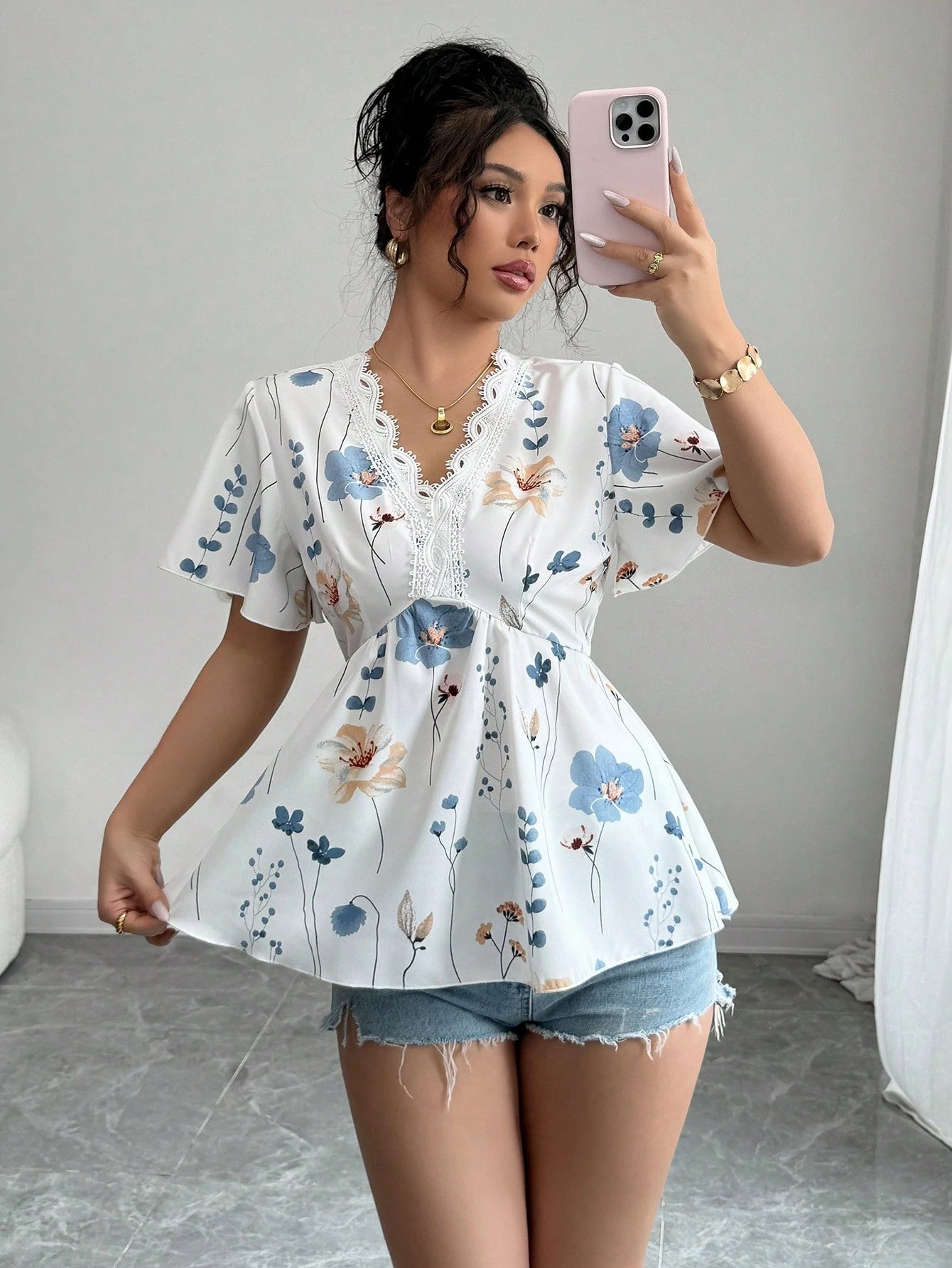 Women's Elegant Fashion Casual Comfortable Ruffled Short Sleeve V-Neck Lace Trim Print Blouse.