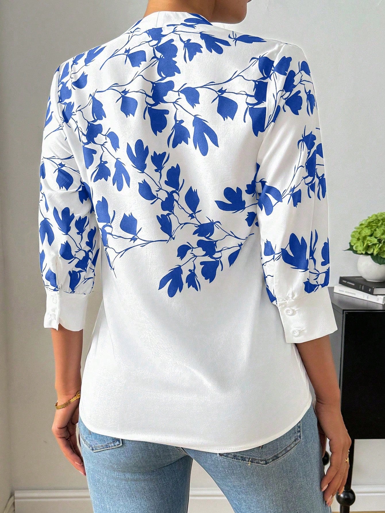 Women's Resort Floral Print V-Neck 3/4 Sleeve Casual Blouse.
