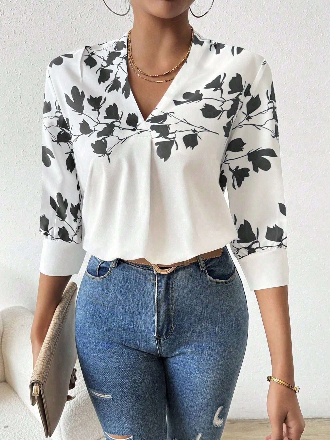 Women's Resort Floral Print V-Neck 3/4 Sleeve Casual Blouse.
